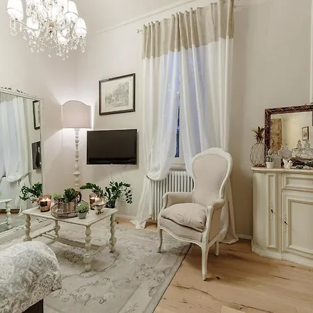 With A Romantic Terrace Apartament *